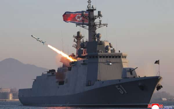 Šiaurės Korėja paleido raketų iš eskadrinio minininko