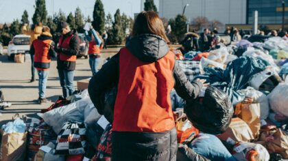 Ką iš tiesų gali savanoris Lietuvoje: nuo kultūros renginių iki pagalbos krizių metu