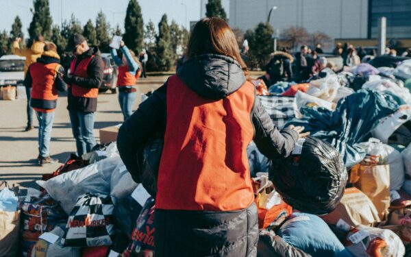 Ką iš tiesų gali savanoris Lietuvoje: nuo kultūros renginių iki pagalbos krizių metu