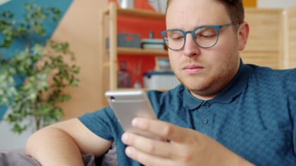 Kaip manipuliuojama „tik klausimus keliančiais“ įrašais: tylioji dezinformacija, kuri veikia ir be atvirų melų