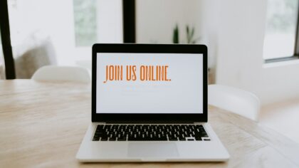 Nuomonių armijos komentaruose ir forumuose: kaip suplanuotos reakcijos formuoja viešąją nuomonę internete