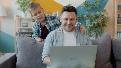 Skaitmeninis raštingumas namuose: kaip tėvams padėti vaikams atskirti informaciją nuo dezinformacijos internete