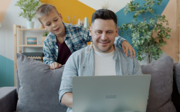Skaitmeninis raštingumas namuose: kaip tėvams padėti vaikams atskirti informaciją nuo dezinformacijos internete