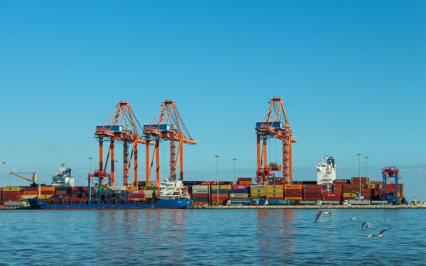 Transatlantinės prekybos sankirtos: kaip JAV ir ES sprendimai dėl tarifų ir subsidijų veikia Lietuvą