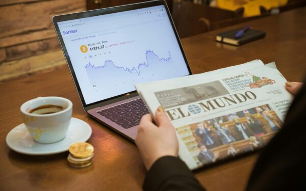 Anoniminiai šaltiniai ir nutekinta informacija: kada tai žurnalistika, o kada pavojinga dezinformacija
