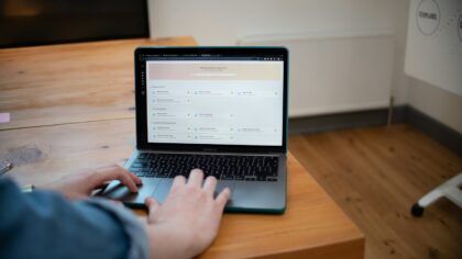 Kai „ekspertas iš televizoriaus“ klysta: kaip kritiškai vertinti oficialius šaltinius ir neprarasti pasitikėjimo