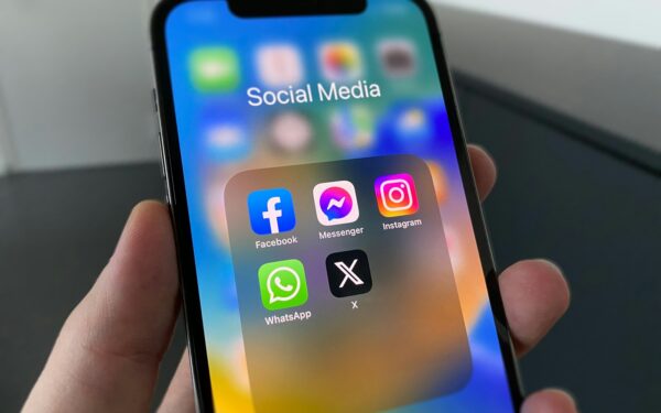 Kaip algoritmai formuoja mūsų informacinį „burbulą“: tylus socialinių platformų vaidmuo klaidinančiuose naratyvuose