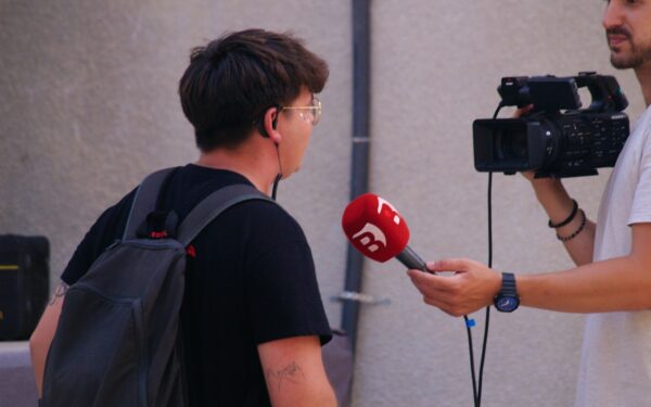 Kaip gimsta propagandiniai mitai apie „paprastus žmones“: kodėl artimos istorijos tokios įtikinamos