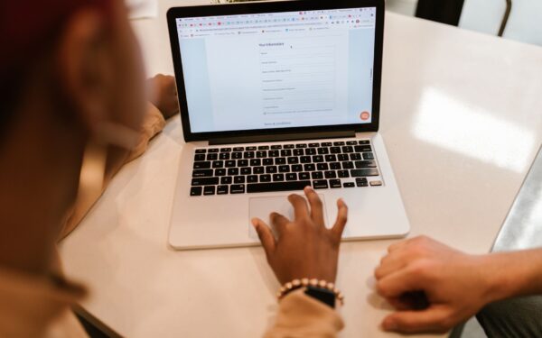 Kaip netikros peticijos ir apklausos internete iškraipo viešą nuomonę: atpažinimo ir tikrinimo gidas