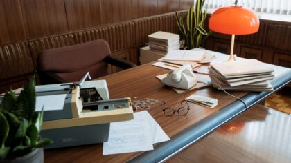 Kaip rašyti valstybės institucijoms, kad jus išgirstų: pagarbaus ir veiksmingo laiško gidas