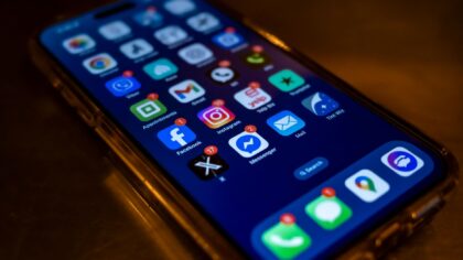 Kaip veikia „šoko ir chaoso“ taktika internete: ramus gidas, padedantis neįkliūti į klaidinančių žinių spiralę