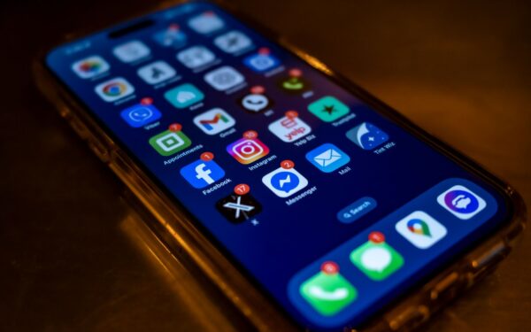 Kaip veikia „šoko ir chaoso“ taktika internete: ramus gidas, padedantis neįkliūti į klaidinančių žinių spiralę