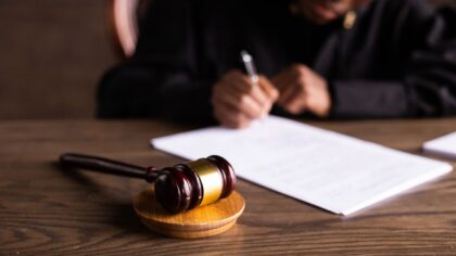 Kas yra korupcija ir kaip ji veikia mūsų kasdienybę: nuo kyšio iki skaidresnės valstybės paieškos