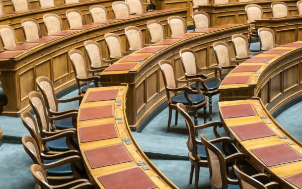 Kas yra politinis kompromisas ir kodėl be jo stringa sprendimai: nuo kasdienių derybų iki parlamento