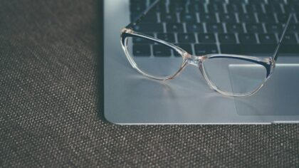 Kasdienės kalbos pinklės: kaip frazės „visi žino“ ir „sako, kad“ maitina klaidinančius naratyvus internete