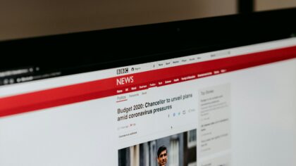 Komentarų skilties propaganda: kaip nuomonės po straipsniais virsta tylia dezinformacijos kampanija