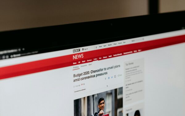 Komentarų skilties propaganda: kaip nuomonės po straipsniais virsta tylia dezinformacijos kampanija