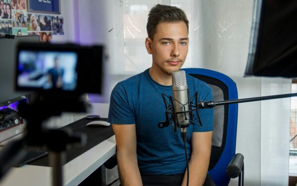 Netikri ekspertai ir „sofos analitikai“: kaip atskirti tikrą kompetenciją nuo pseudoautoriteto