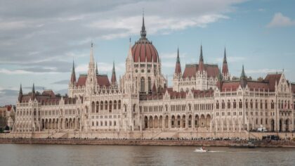 Nuo slaptų kuopelių iki interneto forumų: kaip formavosi politinės partijos Lietuvoje ir ką tai reiškia dabar