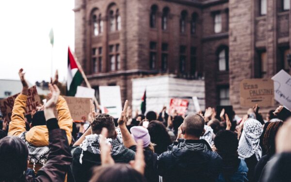 Piliečių judėjimai Rytų Europoje po 1989 metų: kaip gatvės protestai keitė valdžios ribas