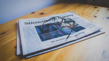 Pusiau tiesos informacinėse kampanijose: kaip daliniai faktai tampa galingu propagandos įrankiu