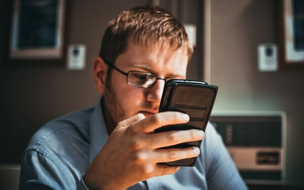 Sąmokslo teorijų ekonomika: kaip melagingi pasakojimai virsta pelningu verslu ir kodėl tai svarbu suprasti