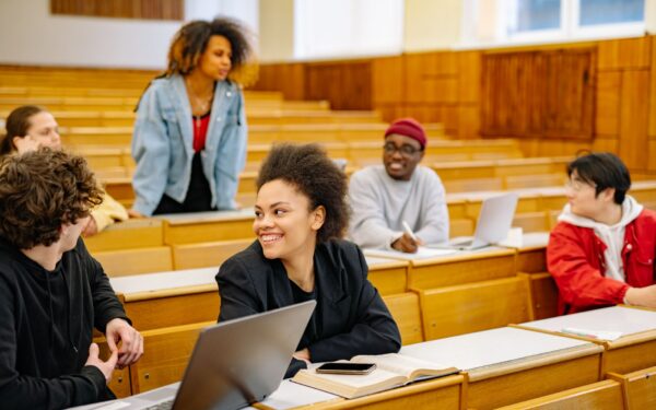 Studentų pilietinis raštingumas: kaip universitetuose gimsta aktyvūs ir atsparūs valstybės kūrėjai