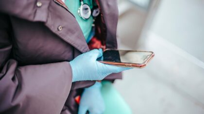 Sveikatos dezinformacija socialiniuose tinkluose: kaip ramiai atsirinkti patikimus patarimus ir išvengti žalos