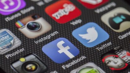 Viešoji diplomatija socialiniuose tinkluose: kaip skaitmeninės strategijos keičia valstybių įvaizdžio kūrimą